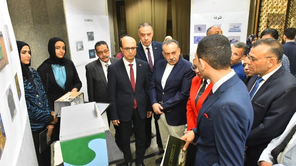 محافظ أسيوط ورئيس الجامعة يفتتحان معرض اختيار أفضل تصميم لمنافذ البيع المتنقلة