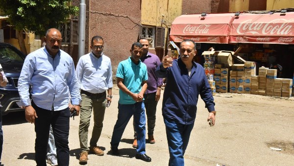 محافظ أسيوط يتفقد منطقة مساكن عزبة السجن 