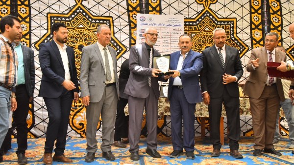 محافظ أسيوط يشهد تكريم خريجي دفعتين 3ثانوي والمحالين معاش بمدرسة باقور