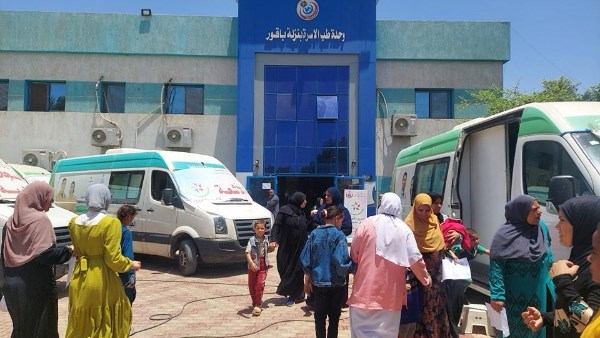 محافظ أسيوط: الكشف على 1640 مواطنًا خلال قافلة طبية شاملة بنزلة باقور