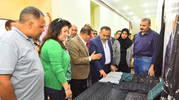  محافظ أسيوط يتفقد تدريب 60 فتاة على صناعة "التللي" بالمجمع الحرفي في الشامية بساحل سليم