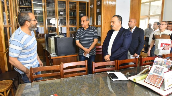 محافظ أسيوط يتابع انتظام العمل وجودة الخدمات خلال جولة تفقدية بالديوان العام