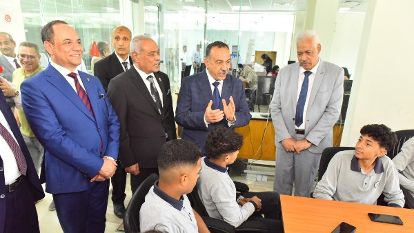  محافظ أسيوط يشهد فعاليات البرامج التدريبية المتخصصة لتأهيل 370 من شباب الخريجين على الوظائف الرقمية
