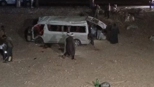 مصرع رضيعة وإصابة 9 أشخاص في حادث انقلاب سيارة ميكروباص بأسيوط