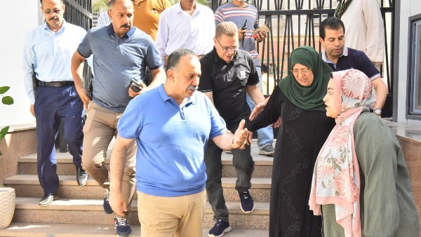 محافظ أسيوط يصاحب سيدة مريضة للمستشفى 