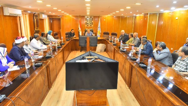محافظ أسيوط يترأس اجتماع مبادرة "معًا بالوعي نحميها" 