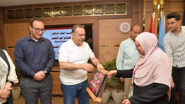 محافظ أسيوط يسلم 320 حاجًا من الجمعيات الأهلية تأشيرات السفر وملابس الإحرام
