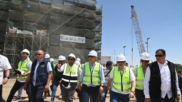محافظ أسيوط ووزير الري يتفقدان قناطر ديروط الجديدة 