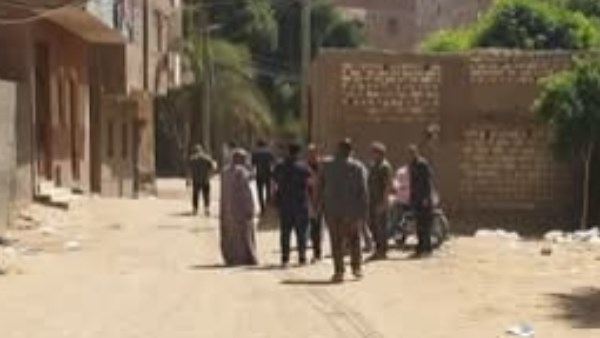 أثناء معاينة اللجنة للمنطقة المتضررة بسوهاج