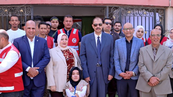 محافظ سوهاج يتفقد قافلة تركيب الأطراف الصناعية بمستشفى الهلال الأحمر بالحويتي
