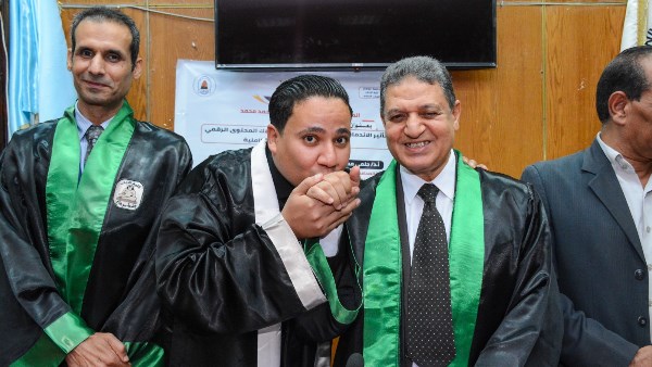 باحث بجامعة سوهاج يقبل يد استاذه أثناء مناقشة الدكتوراة