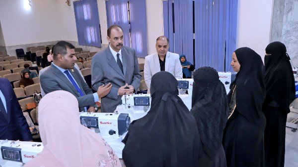 اثناء تسليم السيدات ماكينات الخياطة