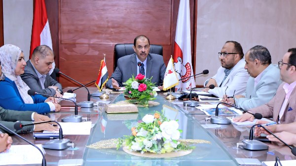 محافظ سوهاج يعقد اجتماعًا لمتابعة الموقف التنفيذي لمشروع الصرف الصحي بقرية قلفاو