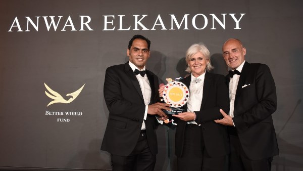 أنور الكموني بطل التنس المصري يكرم رموز الإنسانية في مهرجان كان