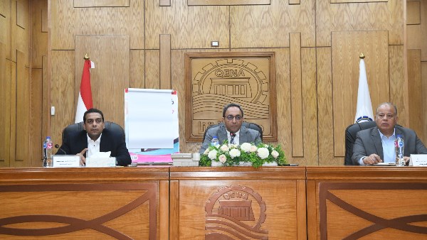 اجتماع محافظ قنا 