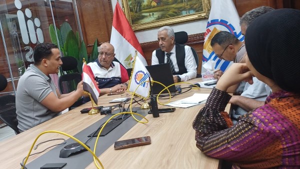 عبر الفيديو كونفرانس.. سكرتير عام قنا يشدد على سرعة إنجاز تراخيص وحدات 