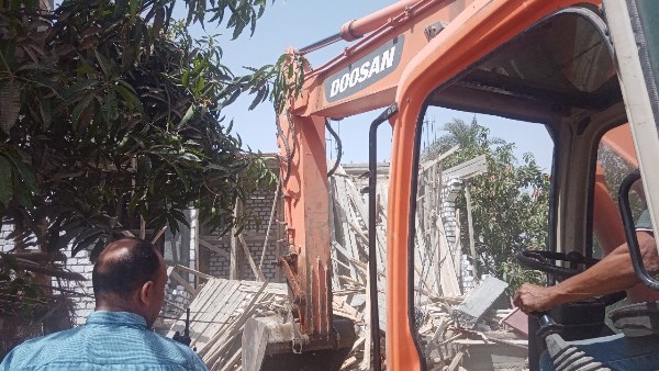ضمن الموجة 26.. إزالة 16 حالة تعدٍ بنجع حمادي