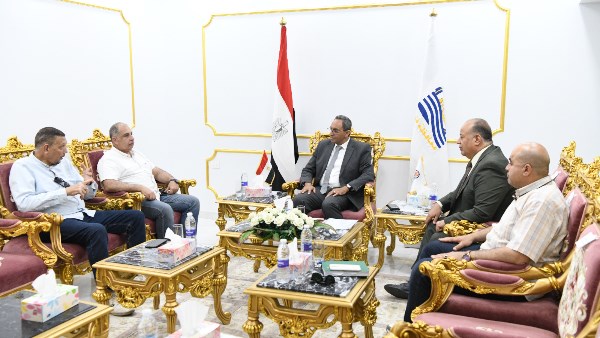 اجتماع محافظ قنا 