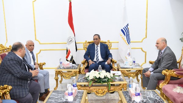 اجتماع محافظ قنا 