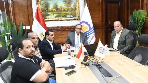 عبر الفيديو كونفرانس.. محافظ قنا يتابع ملف إزالة التعديات وتقنين أراضي أملاك الدولة