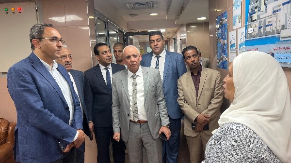 محافظ قنا يتفقد مركز تدريب العاملين على إجراءات السلامة بشركة المياه