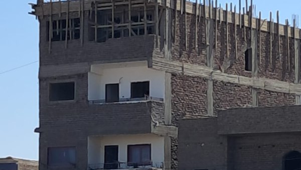 إزالة حالة تعدى على أرض أصلاح زراعي بمساحة ١٧٥ متر وفك شدة خشبية بمركز أرمنت