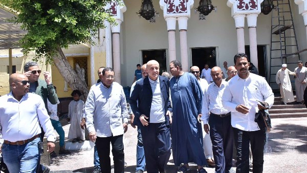 محافظ الأقصر يؤدى شعائر صلاة الجمعة بمسجد السيد يوسف الحجاجى بالكرنك .. صور
