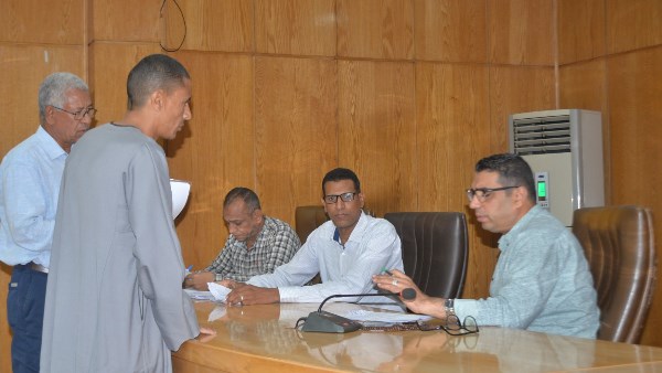 نائب محافظ الأقصر يعقد لقاء " اليوم المفتوح" لبحث شكاوى المواطنين