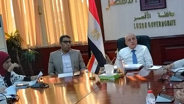 محافظ الأقصر يلتقى رؤساء قرى مركز اسنا لبحث مستجدات منظومة التقنين