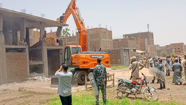 إزالة ٢١ حالة تعدى فى المهد بمدينة إسنا