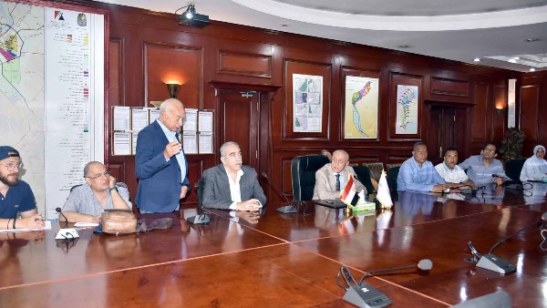 محافظ الأقصر يستقبل وفد هيئة الأنفاق لبحث مشروع القطار الكهربائي السريع
