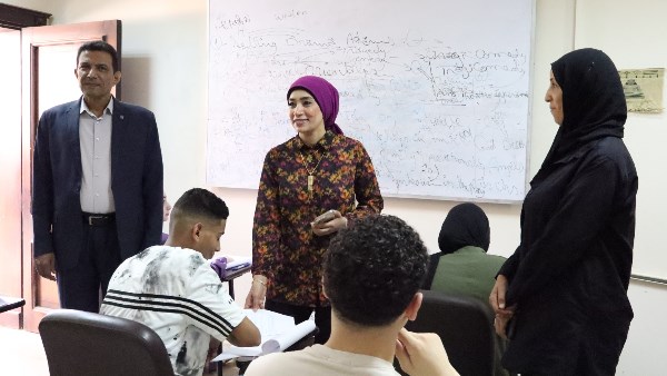 جولة تفقدية لرئيس جامعة الأقصر لمتابعة سير امتحانات الفصل الدراسي الثاني بكلية الألسن