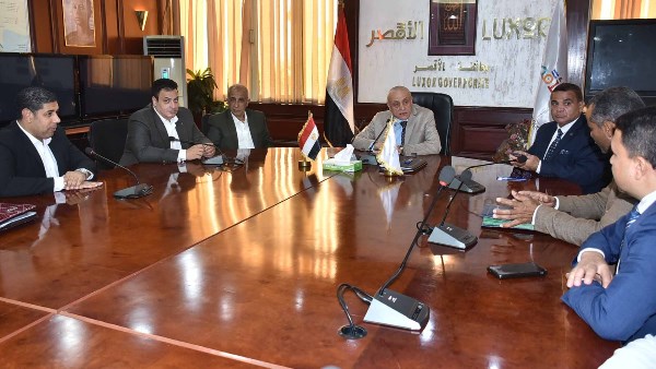 محافظ الأقصر يشهد توقيع عقد المزرعة النموذجية متعددة الأنشطة بأرمنت
