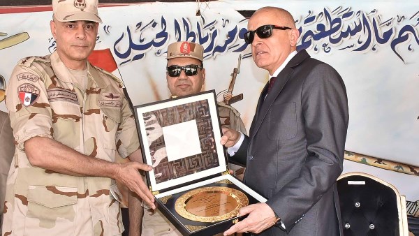 محافظ الأقصر يكرم طلاب مدرسة إسنا الصناعية بعد فوزها بمراكز متقدمة في مسابقة التأسيس العسكري