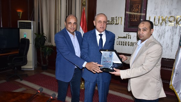 محافظ الأقصر يلتقى اتحاد شباب العمال لبحث التعاون فى المبادرات الخدمية