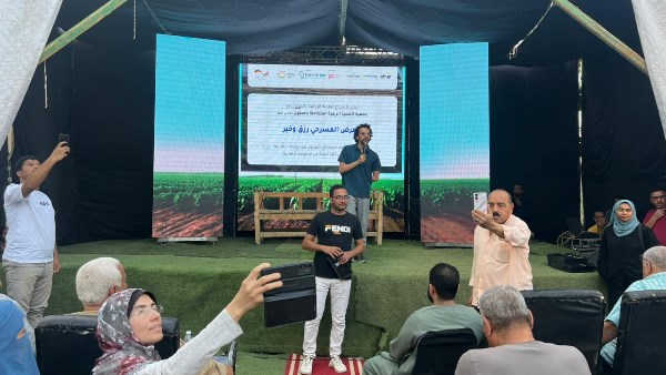 عرض مسرحي لتقديم رسائل توعوية مبتكرة للمزارعين بمدينة إسنا في الأقصر