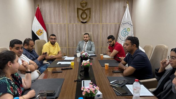 مدير فرع الرعاية الصحية بالأقصر يجتمع بالقيادات التنفيذية لمتابعة توافر الأدوية داخل منشآت “الهيئة ”