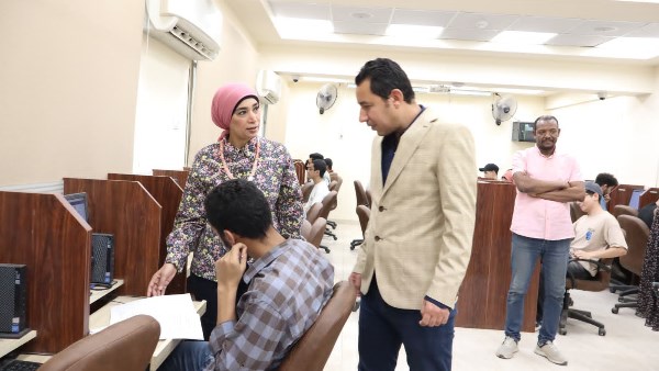 رئيس جامعة الأقصر تتابع امتحانات كلية الحاسبات والمعلومات| صور