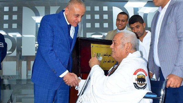 محافظ الأقصر يودع حجاج الفوج الخامس لقرعة وزارة التضامن الإجتماعى