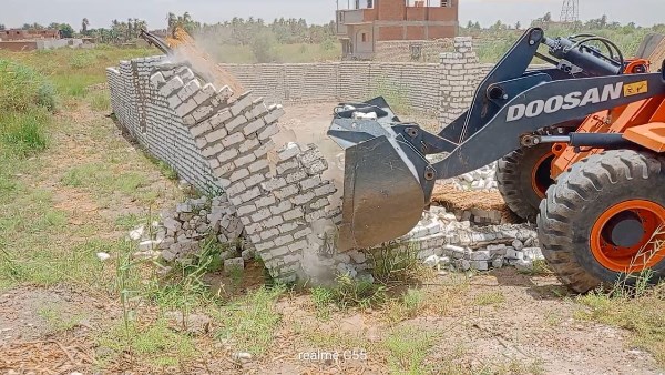 إزالة 14 تعدى على أملاك الدولة والأراضي الزراعية بمدينة إسنا