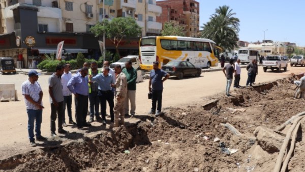 نائب محافظ أسوان يتابع مشروع تطوير وتوسعة طريق السادات