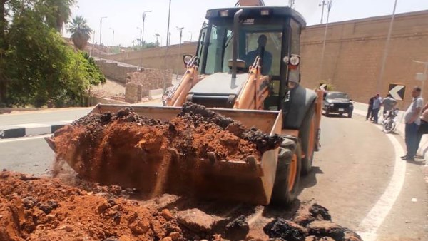 لجنة هندسية لمعاينة إصلاح هبوط بمنزل كوبرى محور بديل خزان أسوان