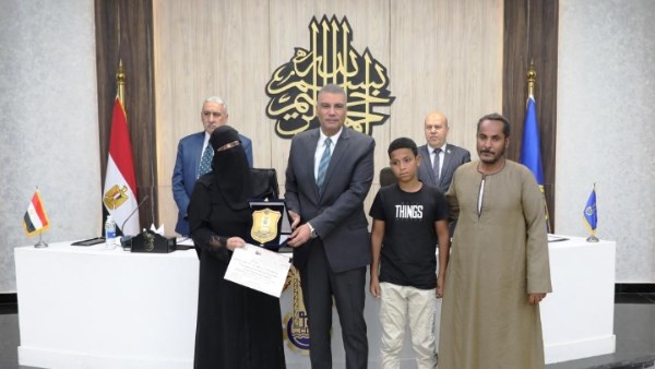 محافظ أسوان يكرم أسرة أسرة شهيد واجب العمل مجاهد محمد حسن