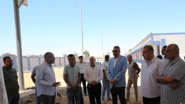 محافظ أسوان يتفقد مشروع إنشاء مجمع المواقف الشرقى للسيرفيس بكوم أمبو