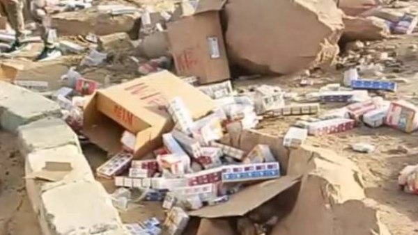 إصابة سائق فى انقلاب سيارة محملة بالسجائر بأسوان