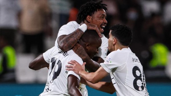 الاتحاد يتقدم على الشباب 2-1 في الشوط الأول بالدوري السعودي