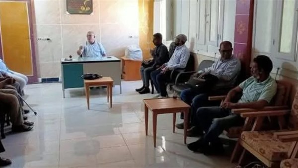 زراعة الوادي الجديد تناقش خطة الموسم الصيفي وتتابع توزيع الأسمدة بالفرافرة