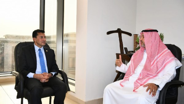 وزير الرياضة يستقبل رئيس الاتحاد الدولي للميني فوتبول