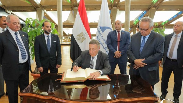 رئيس المحكمة الدستورية يزور مكتبة الاسكندرية