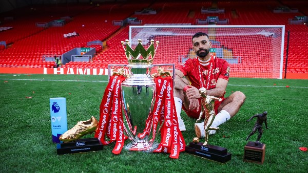موسم استثنائي.. لاعب الأهلي يتغنى بـ محمد صلاح بعد حصده الحذاء الذهبي
